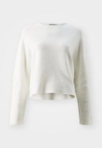 Valkoinen neulepaita, jossa on rento muotoilu, pyöreä kaula-aukko ja pitkät hihat. Helma on hieman lyhennetty, mikä luo kerroksellisen ilmeen.