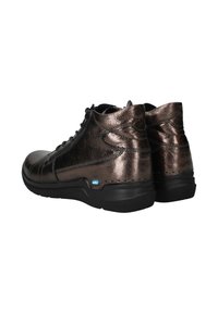 Hoge schoenen van metallic bronzen leer met zwarte accenten, een gestructureerd oppervlak en een rubberen zool. Voorzien van een ritsluiting aan de zijkant.
