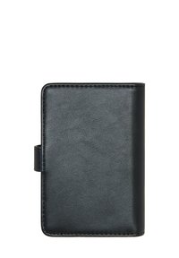 Zwarte leren portemonnee met een gestructureerd oppervlak, rechthoekige vorm en een sluitriem aan de zijkant. Geen zichtbare hardware of patronen.