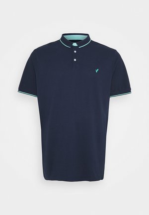 Marineblauwe polo met een katoenen stof, voorzien van een contrasterende lichtgroene kraag en mouwafwerkingen, een drieknops-borstvoorkant en een klein logo op de borst.
