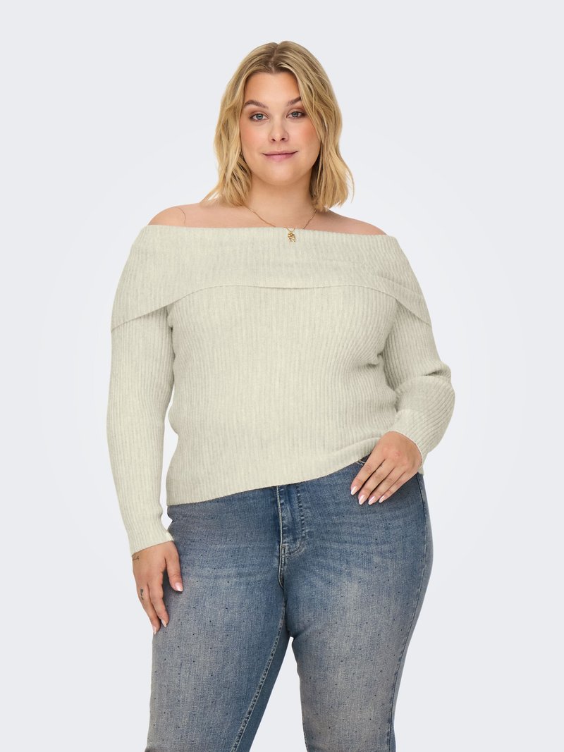 Pull gris clair à épaules dénudées en maille côtelée avec manches longues, associé à un jean bleu. Le tissu a une texture douce et des lignes subtiles.