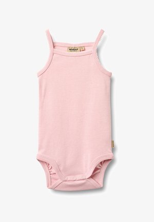 Body bébé rose sans manches avec fines bretelles, fermetures à pression à l'entrejambe, et une petite étiquette de marque au niveau de l'encolure et de la couture latérale.