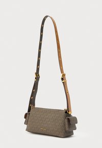 Mala tiracolo castanha Michael Kors com padrão de monograma, ferragens douradas, alça ajustável e pequenos bolsos laterais, sobre fundo branco.