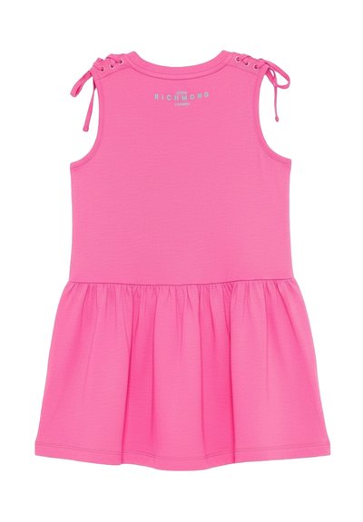 Abito rosa senza maniche con gonna arricciata, dettagli annodati sulle spalle e logo "John Richmond London" sul retro vicino alla scollatura.