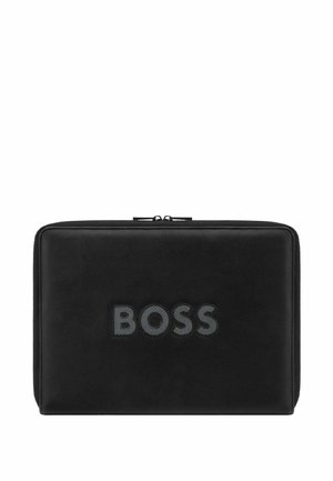 Pochette rectangulaire noire zippée avec logo "BOSS" texturé centré sur la face avant.