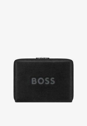 Zwart rechthoekig etui met ritssluiting met een gestructureerd "BOSS"-logo, gecentreerd op de voorkant.