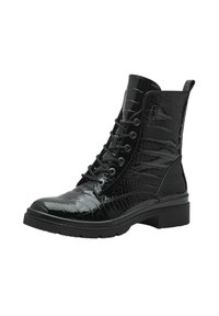 Botas de tobillo de charol negro con textura de piel de cocodrilo, cordones en la parte delantera y un tacón grueso para mayor estabilidad.
