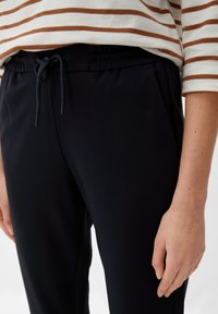 s.Oliver MET ELASTISCHE BAND - Spodnie treningowe