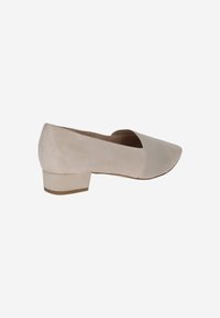 Beige suède lage hak schoenen met een spitse neus en elastische zijkanten, kenmerken een gladde textuur en een effen kleur ontwerp.