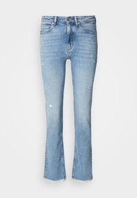 Šviesiai mėlyni džinsai su išplatėjusiomis kojomis, dėvėjimosi detalėmis, penkiomis kišenėmis, užsegimu mygtuku ir atplėšta apačia ties čiūžomis.