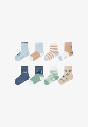 Otte par småbørnssokker i blå, beige, grøn og hvid, med striber, politibiler, helikoptere og hajmotiver.
