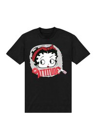Černé tričko s grafikou postavy s kudrnatými vlasy a červenou puntíkovanou čelenkou, textem "ATITUDY" a ilustrací rtěnky.