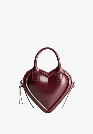 Hartvormige handtas van bordeauxleer, met een gladde textuur, twee korte handvatten en een ritssluiting met een kwastaccent.