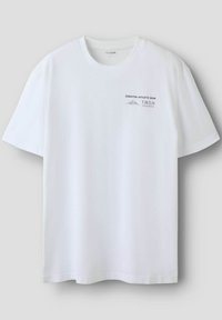 Hvid T-shirt med korte ærmer og rund hals med lille sort tekst og bjerggrafik på venstre bryst med teksten "ESSENTIAL ATHLETIC GEAR T.W.S.N".