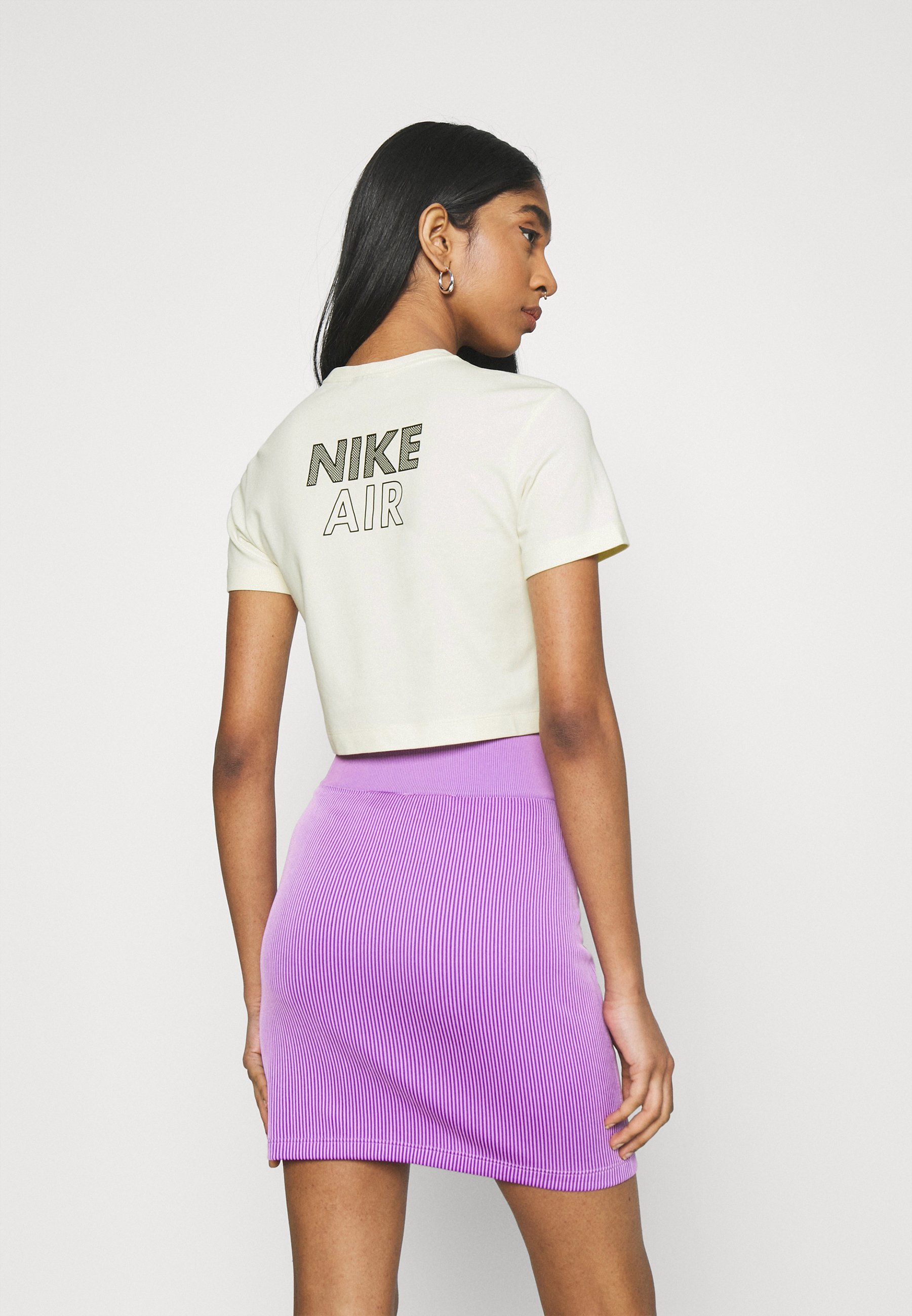 Nike Sportswear AIR CROP - Camiseta estampada - coconut milk/black/amarillo  - Zalando.es