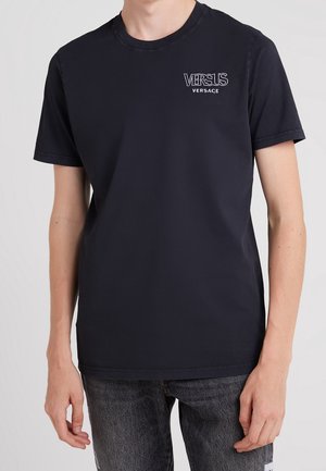 Marineblauw katoenen T-shirt met korte mouwen, ronde hals en geborduurd logo "VERSUS" in wit op de linkerborst.