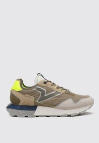 Des sneakers marron et beige avec une tige texturée, des accents gris réfléchissants et des bordures jaune fluo. Ils disposent d'une semelle rembourrée avec des éclats gris.