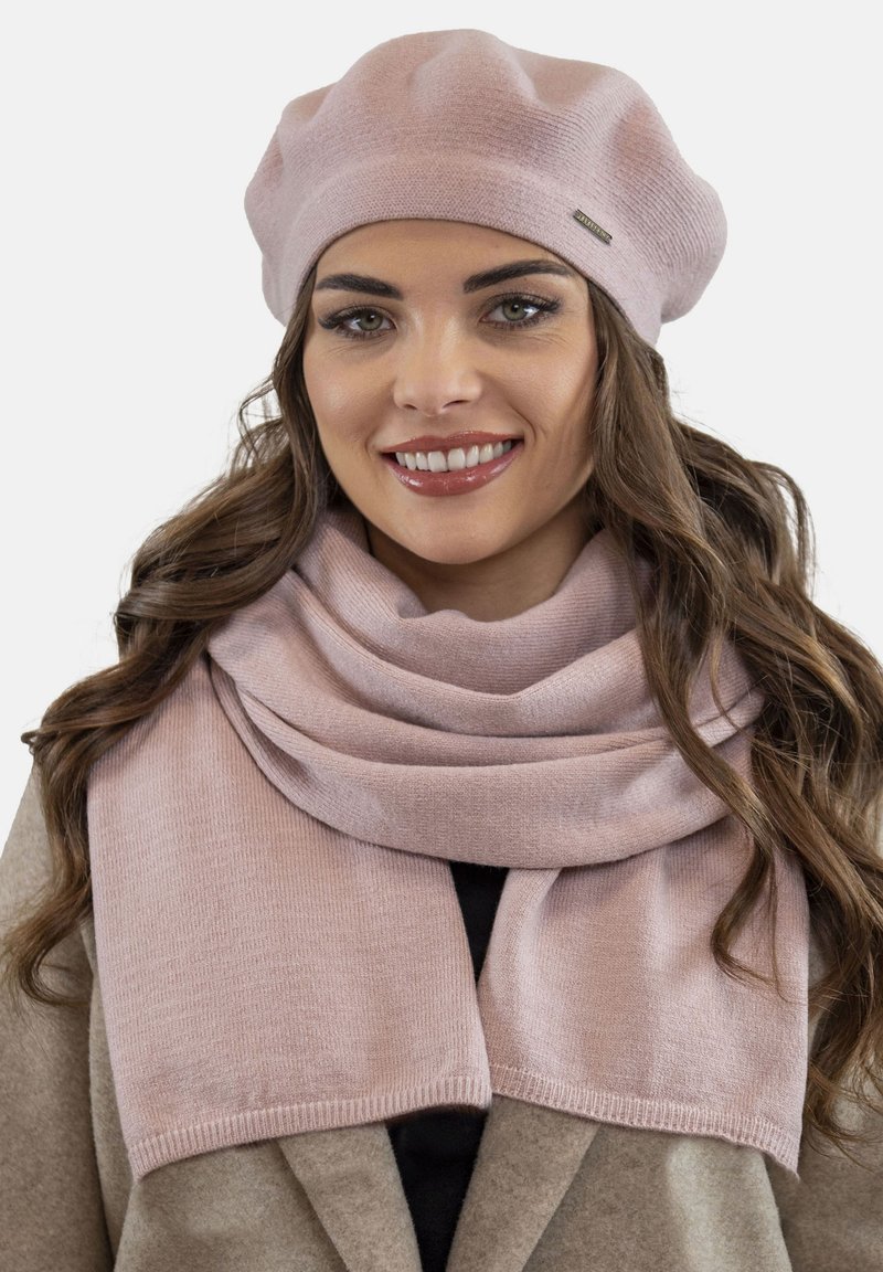 Set format din beret și eșarfă tricotate de culoare roz deschis. Textură moale, design clasic, cu margine ribbată pe beretă și eșarfă. Potrivit pentru vreme rece.