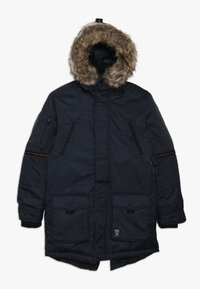 Parka de invierno azul marino con capucha forrada de piel, múltiples bolsillos con cremallera y botón, puños acanalados y detalle de costura naranja en las mangas.
