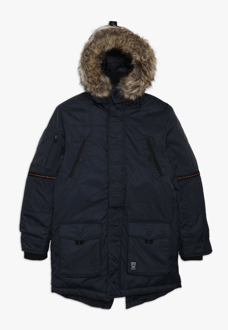 Parka de invierno azul marino con capucha forrada de piel, múltiples bolsillos con cremallera y botón, puños acanalados y detalle de costura naranja en las mangas.