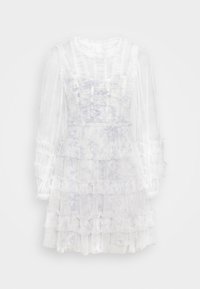 Robe à volants en tissu blanc transparent avec un imprimé floral bleu clair, dotée de longues manches à volants et d'un corsage ajusté.