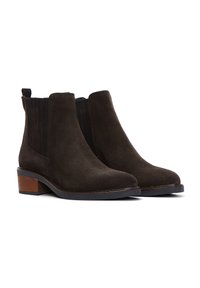 Stivaletti alla caviglia in suede marrone scuro con una texture liscia, pannelli laterali elasticizzati e un tacco blocco accentato in legno. Design semplice e lineare.