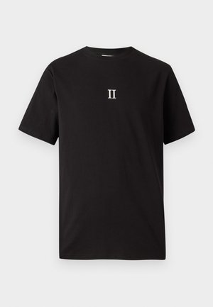 Zwarte katoenen T-shirt met een ronde hals, met de tekst "II" in het wit gecentreerd op de borst, korte mouwen en een ontspannen pasvorm.