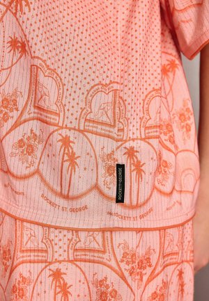 Pehme roosa kangas oranžide palmiinide, lillemustrite, täpiliste ning musta Rockett St George sildiga sobival topil ja seelikul.