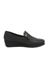 Scarpa nera in pelle slip-on con motivo a croco testurizzato sulla parte superiore. Punta arrotondata e tacco basso a cuneo per un comfort aggiunto.