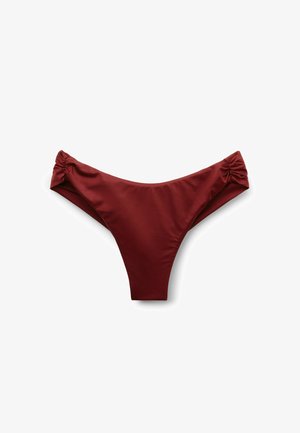 Bikinihöschen aus dunkelrotem Stoff mit seitlicher Raffung, niedrigem Bund und glatter Textur. Geeignet für Badebekleidung oder Strandkleidung.
