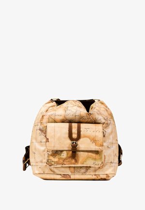 Bolso de mano con estampado de mapa en beige y marrón. Cuenta con una parte superior ajustada, un bolsillo frontal con detalle de hebilla y una correa de bandolera.