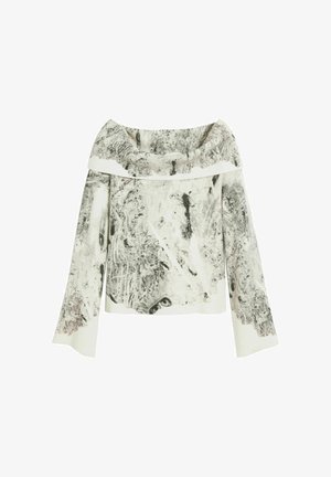 Pulover alb cu umerii goi, realizat dintr-un material texturat cu modele abstracte în negru și gri. Mâneci lungi care se lărgesc la capete.