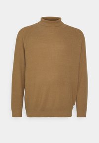 Brun ribbad turtleneck-tröja med långa ärmar och sidologo-märke. Har en avslappnad passform och en texturerad stickad tyg.
