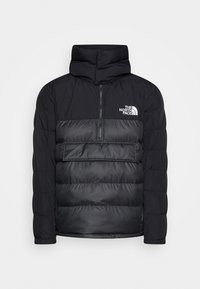 Giacca a vento nera con cappuccio, zip a metà e tasca frontale. Presenta pannelli trapuntati e il logo The North Face bianco sul petto.
