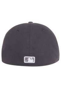 Gorra de béisbol negra con un acabado textil suave, que presenta una etiqueta blanca del logo de la MLB en la parte trasera y una forma redondeada y estructurada.