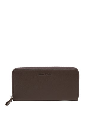 Braune Leder-Geldbörse mit Rundum-Reißverschluss, vorne mit Marc O'Polo Logo geprägt und einem Zuglaschen am Reißverschluss.