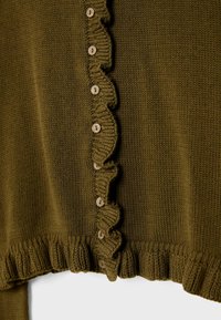 Olivovo zelený pletený cardigan s volánovým zapínaním a rebrovaným lemom. Obsahuje päť béžových gombíkov a textúrovan�é pletenie.
