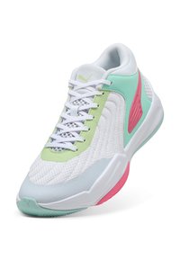 Scarpa sportiva bianca con materiali in rete e sintetici. Presenta dettagli in verde menta, un tacco rosa chiaro e una suola texturizzata. Design con lacci.