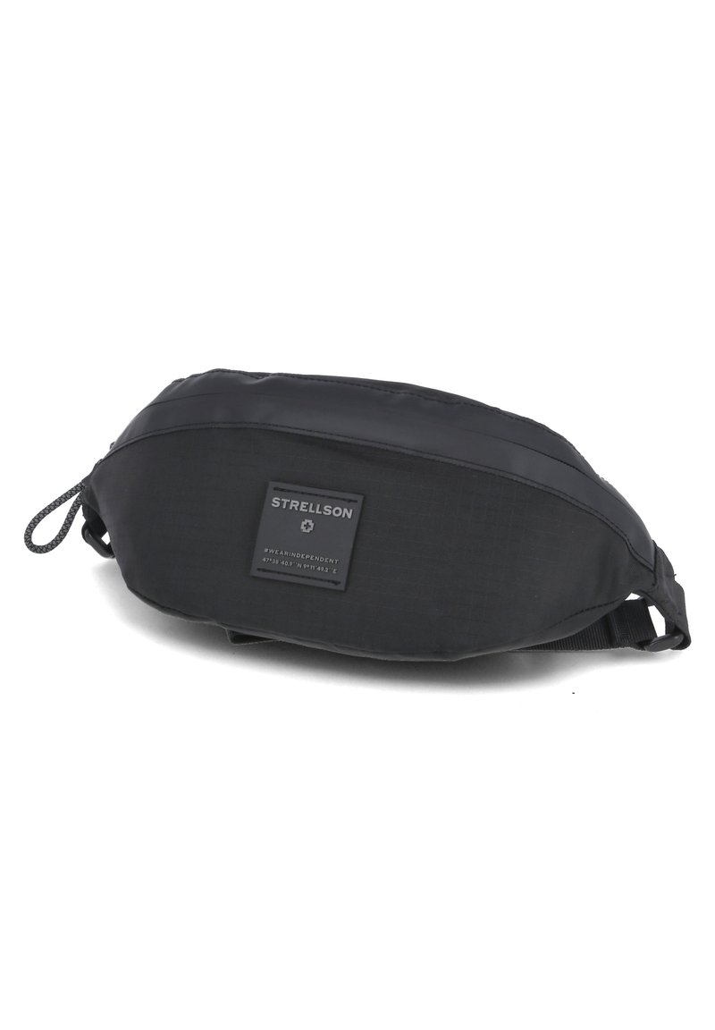 Marsupio nero realizzato in un tessuto resistente, con una toppa rettangolare con logo, tracolla regolabile e un design minimalista con una texture liscia.