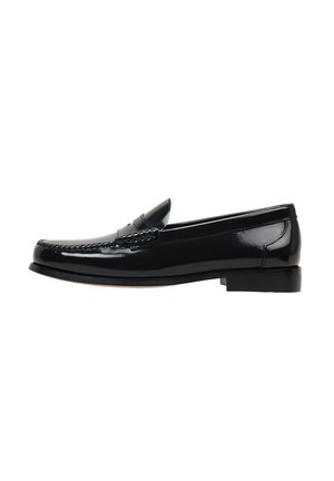 Mocassin pour homme en cuir noir brillant avec couture moc toe et talon bas empilé, présenté en profil latéral sur fond blanc.