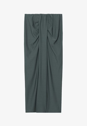 Tmavozelená látková záclona s naberaným vrchom, hladká textura a elegantný drapéria. Látka sa zdá byť ľahká a flexibilná.