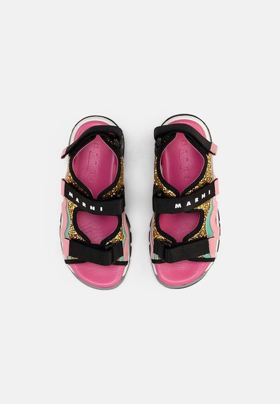 Sandálias multicoloridas com um design em rosa e preto, detalhes em glitter, correias ajustáveis e uma sola de borracha texturizada.
