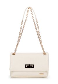 Weißer Handtasche aus strukturiertem Material. Mit einem Kettenriemen in Goldtone und einem rechteckigen Verschluss mit einem schwarzen Akzent. Markenlogo sichtbar.