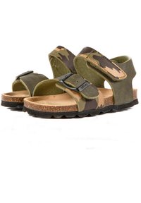 Sandales à imprimé camouflage avec des sangles en tissu et en caoutchouc ajustables, semelle en liège et semelle en caoutchouc noir texturé.