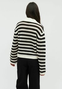 mbyM LARYANNA-M - Kardigán - black sugar stripe