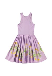 Lila klänning med en tajt linne och en utsvängd kjol. Kjolen har blommönster i gult och grönt, med en mjuk tygkvalitet.