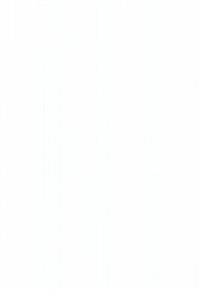 To kvinder med masker står inde i en butik, den ene holder et produkt, med hylder fyldt med legetøj og bøger bag dem.