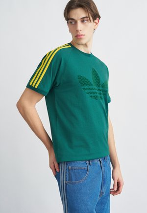 MONOGRAM STRIPES TEE - Nyomott mintás póló - collegiate green