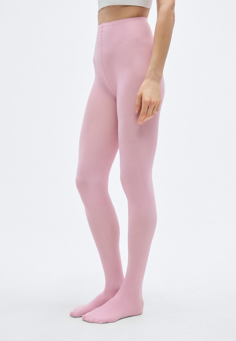 Ροζ αδιαφανές καλσόν με ψηλή μέση, λεία υφή και εφαρμοστή σχεδίαση, που φτάνει λίγο πάνω από τον αστράγαλο.