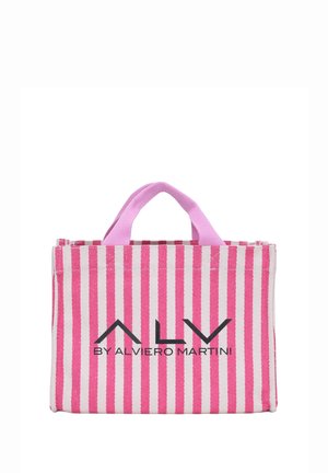 Borsa a tracolla a righe in tessuto rosa e bianco con manico in tessuto rosa, dotata di logo nero "ALV BY ALVIERO MARTINI" sul fronte.
